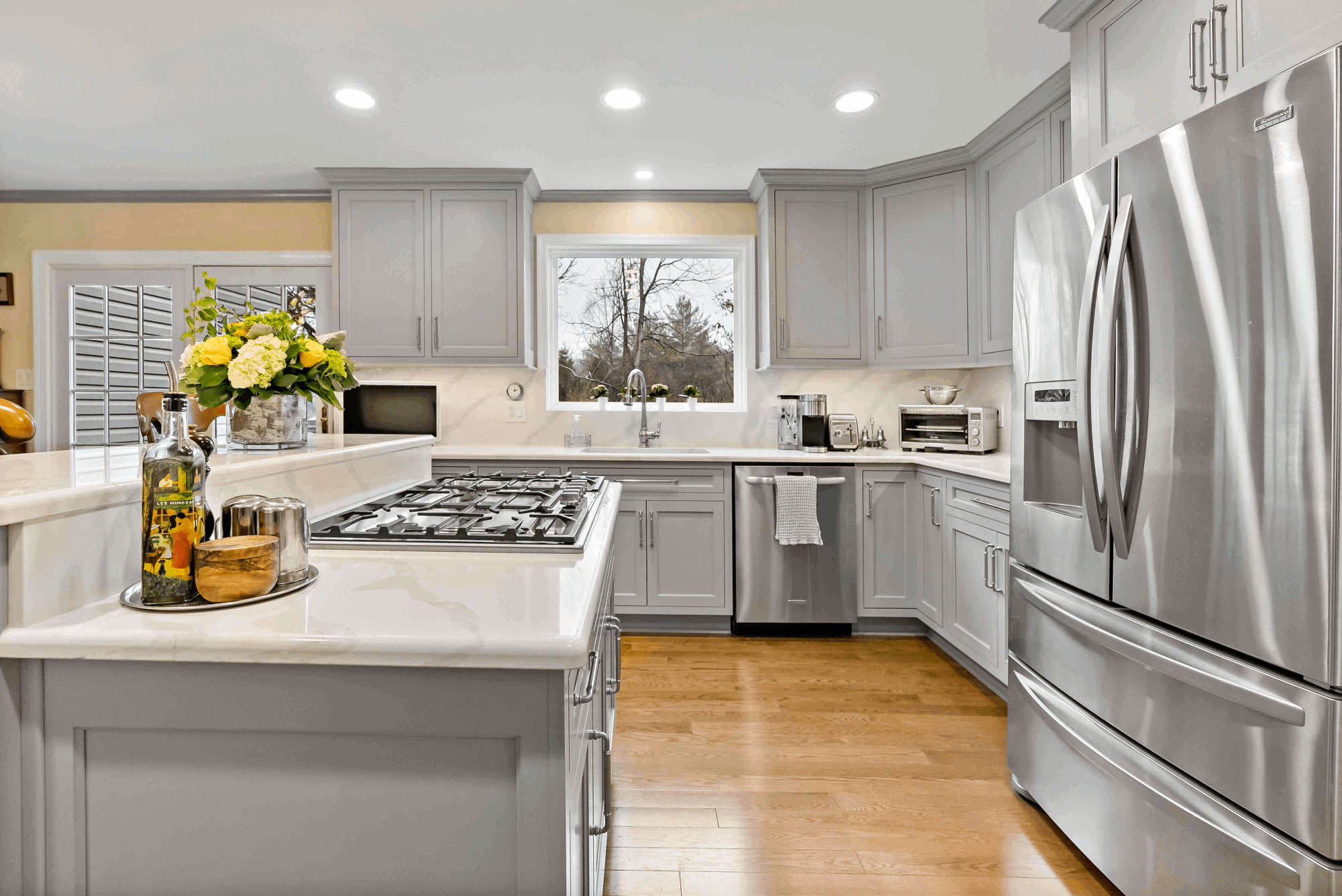 Curved corner in grey kitchen cabinets