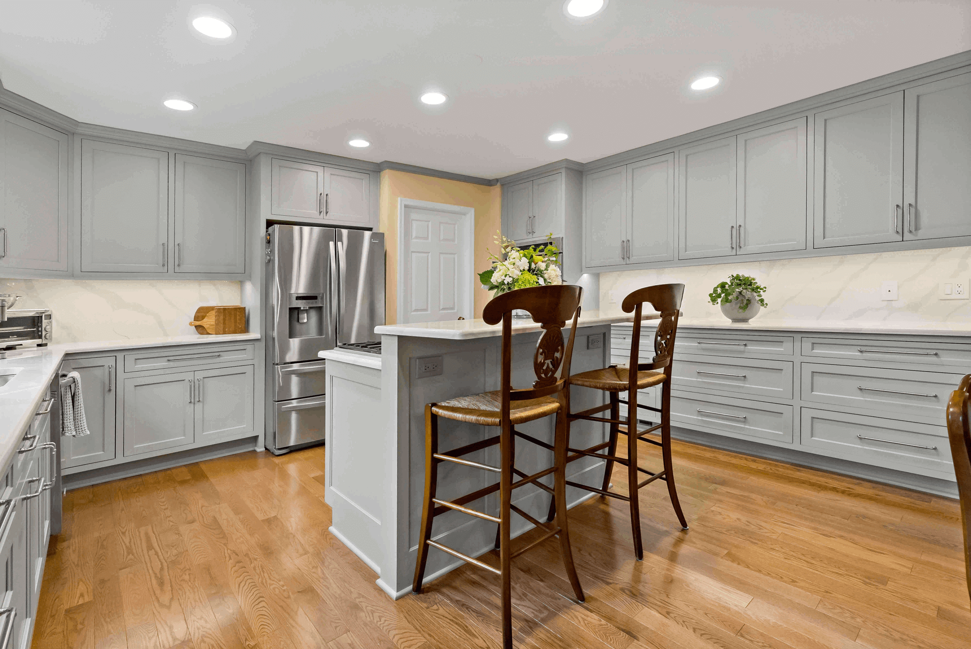 White marble backsplash in kitchen