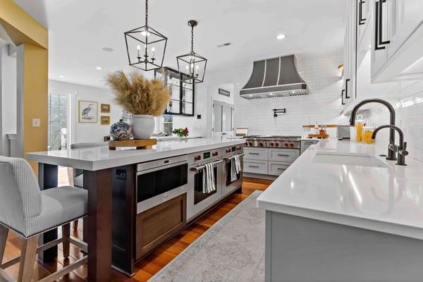 White kitchen and backsplash with black fixtures in modern kitchen