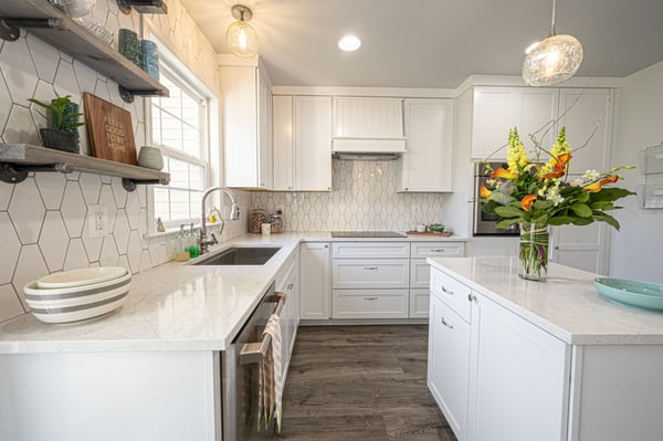 White kitchen with hexagon shaped backsplash