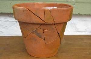 broken pot, cracked, winter