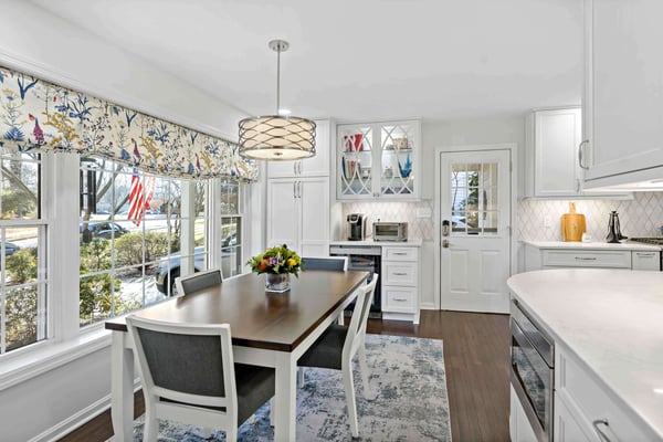 Traditional country design white kitchen with diamond backsplash