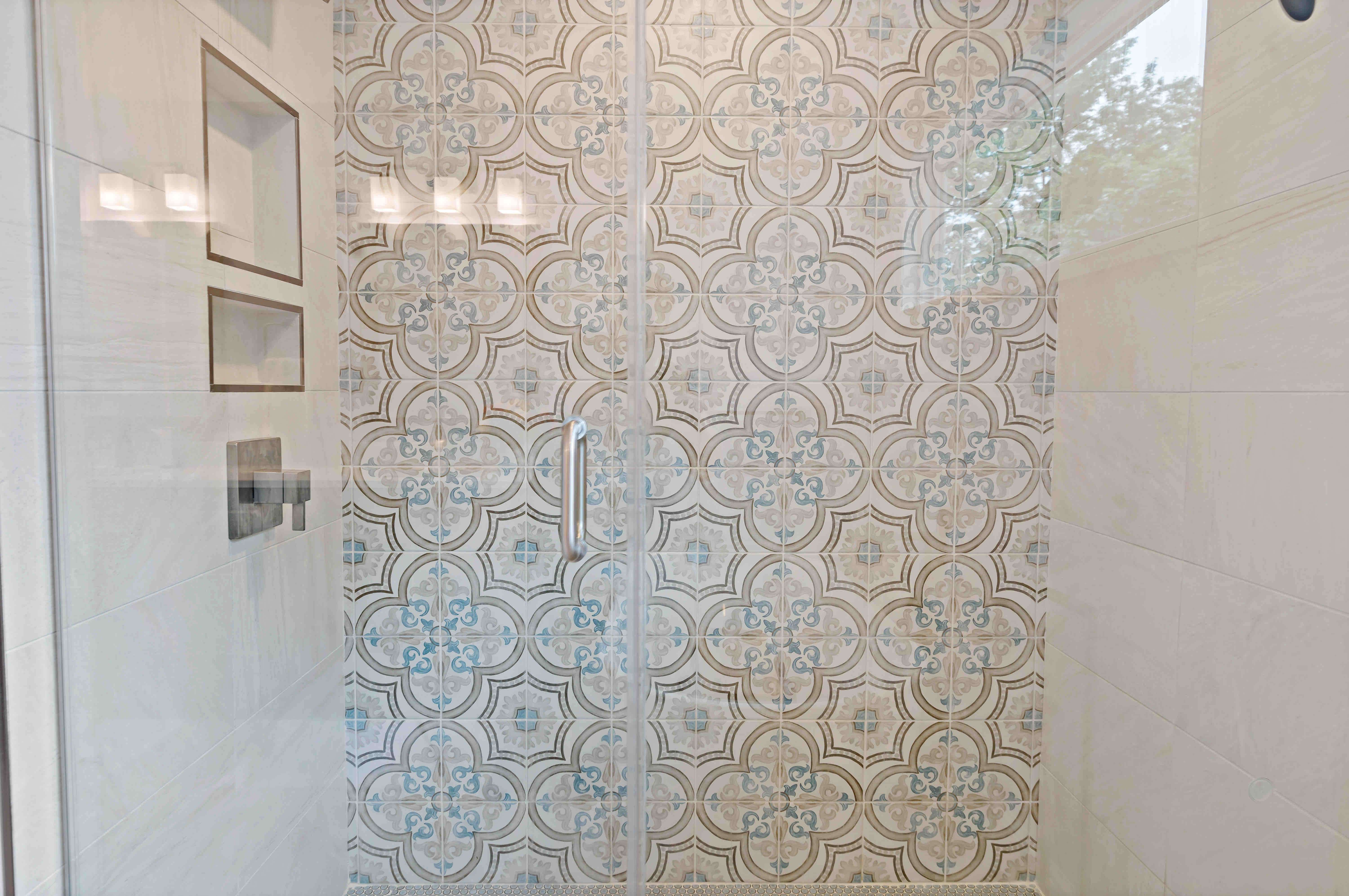 Circular shower tile and glass door