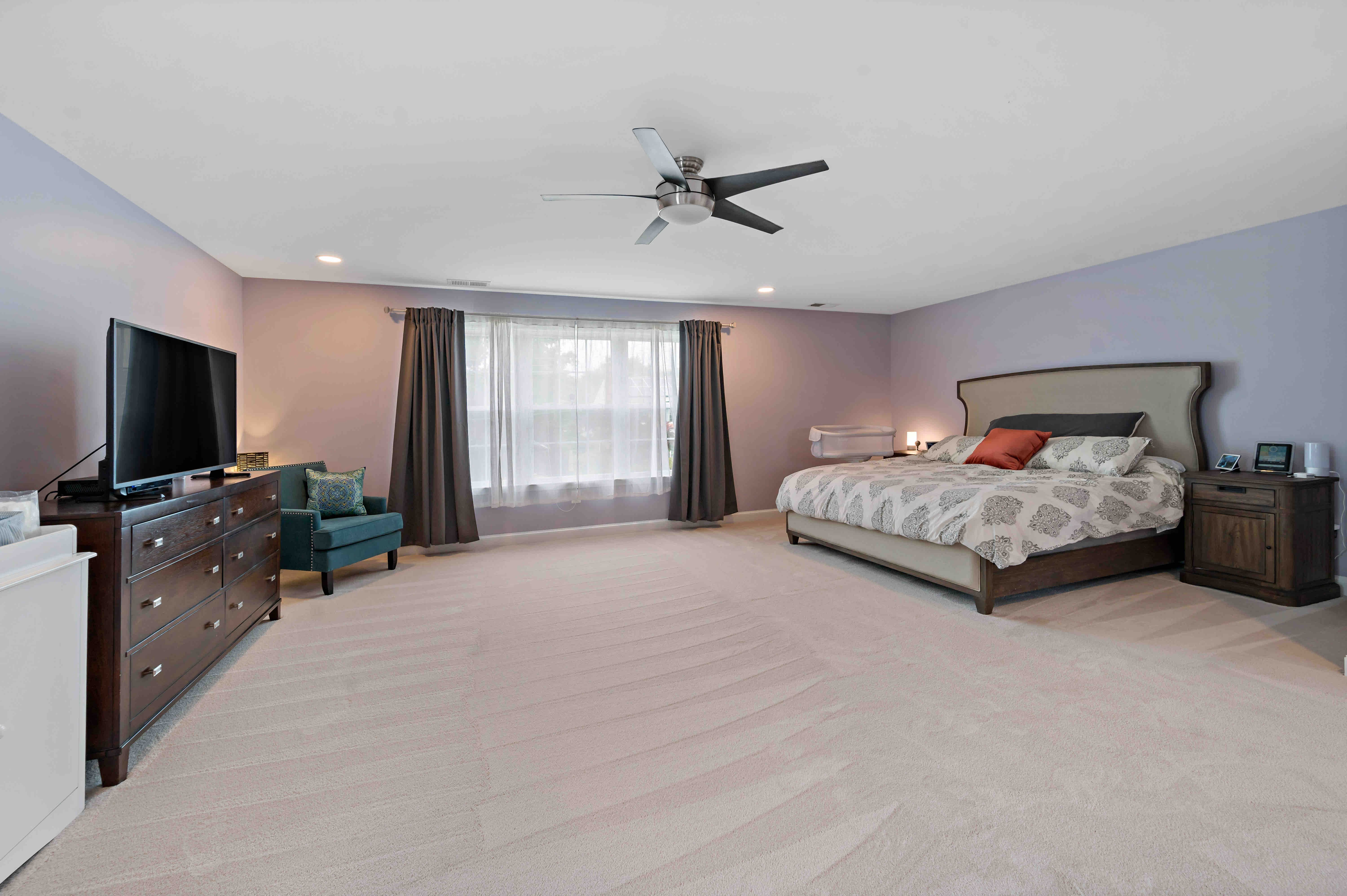 Window treatment and carpeted floors in bedroom