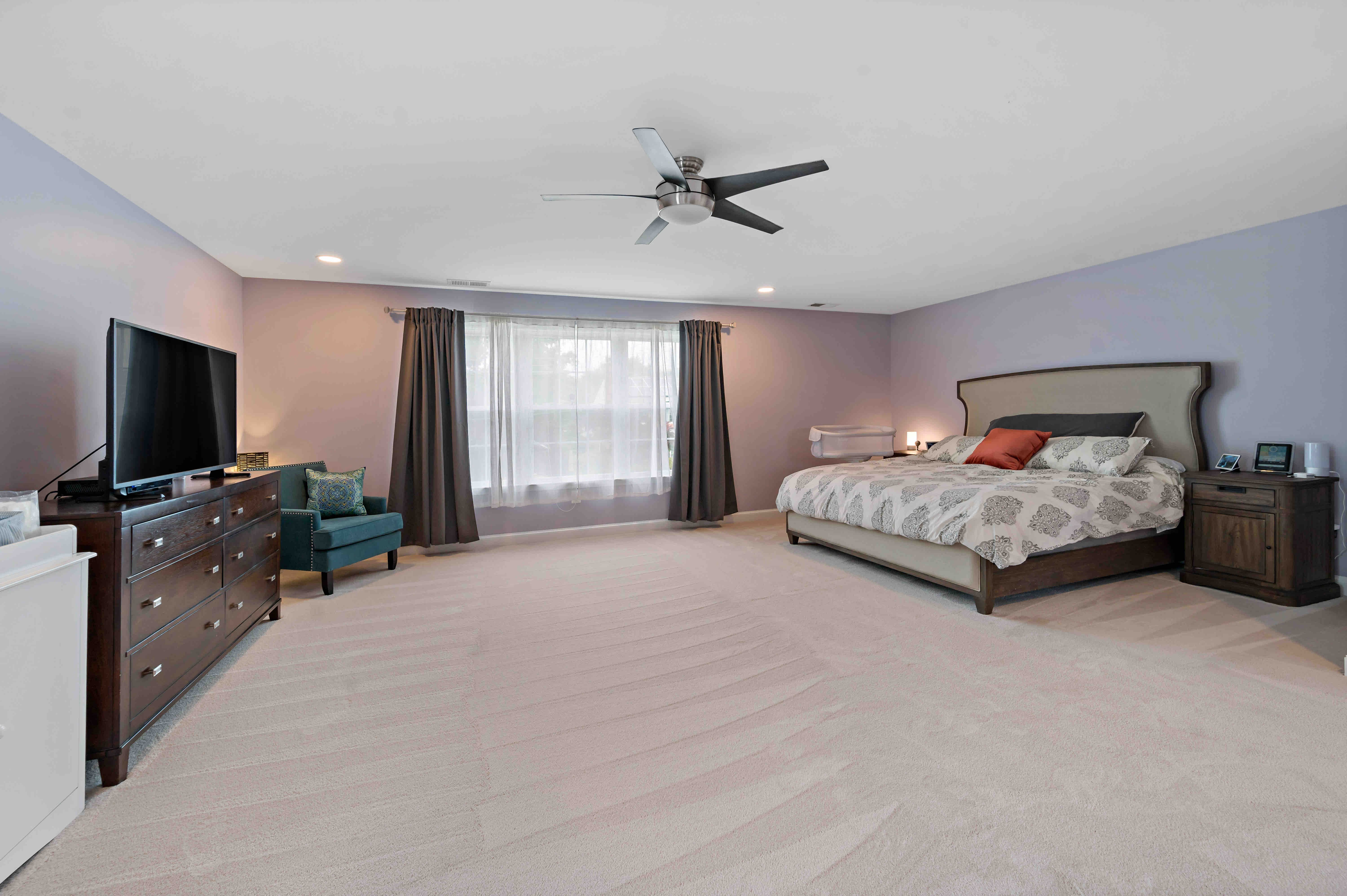 Window treatment and carpeted floors in bedroom