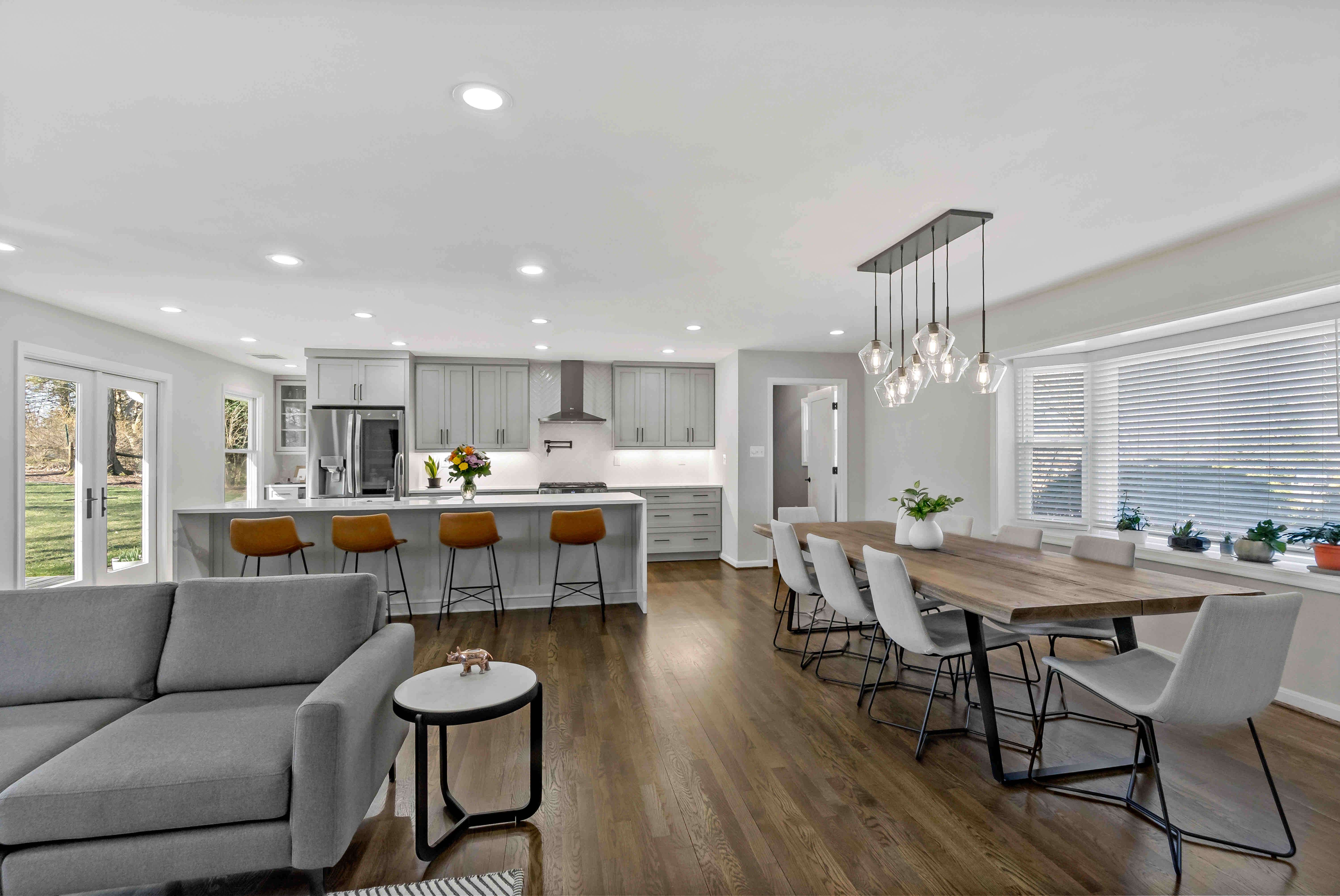 Drooping pendant lighting above dining table