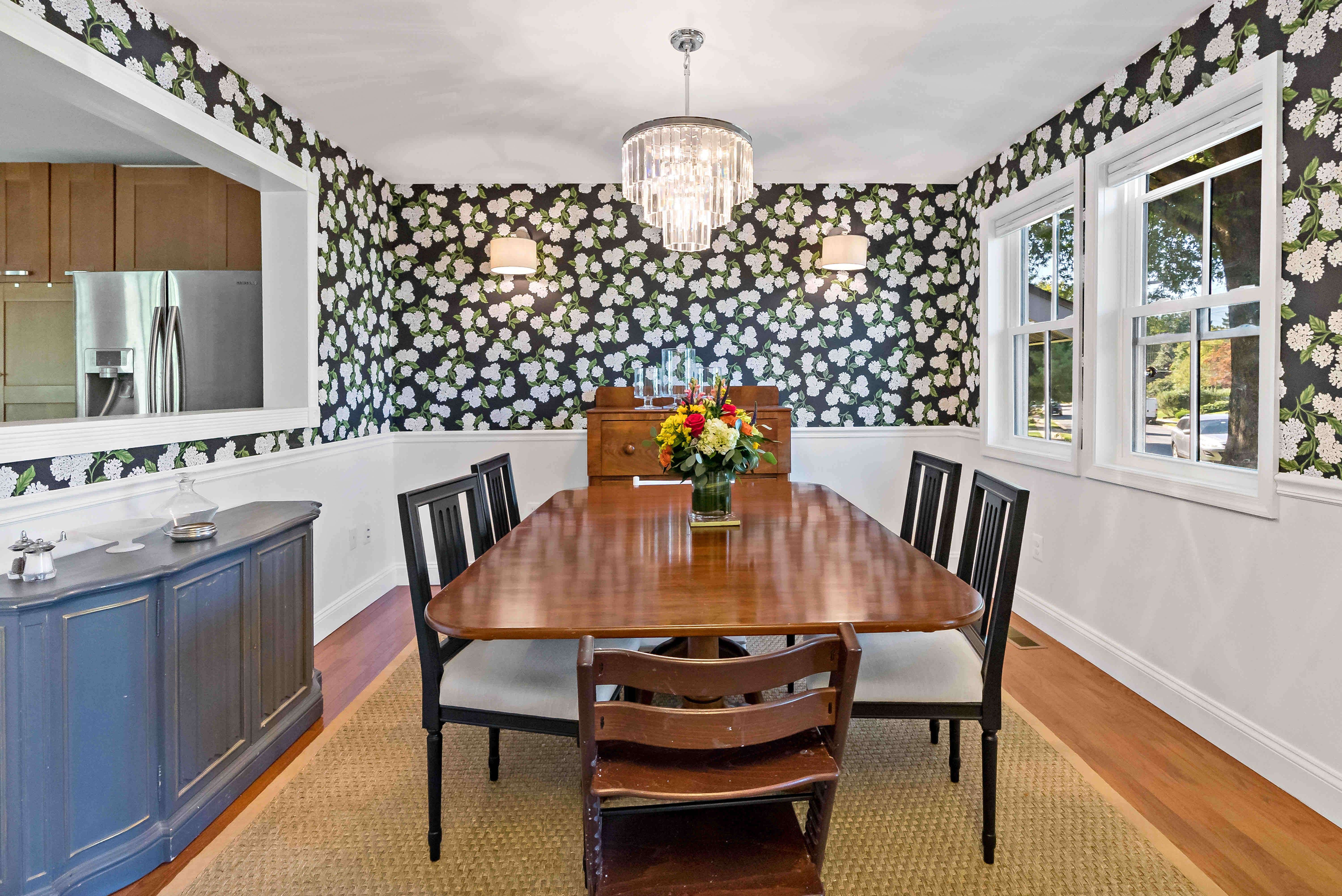 Black and white wallpaper in dining room