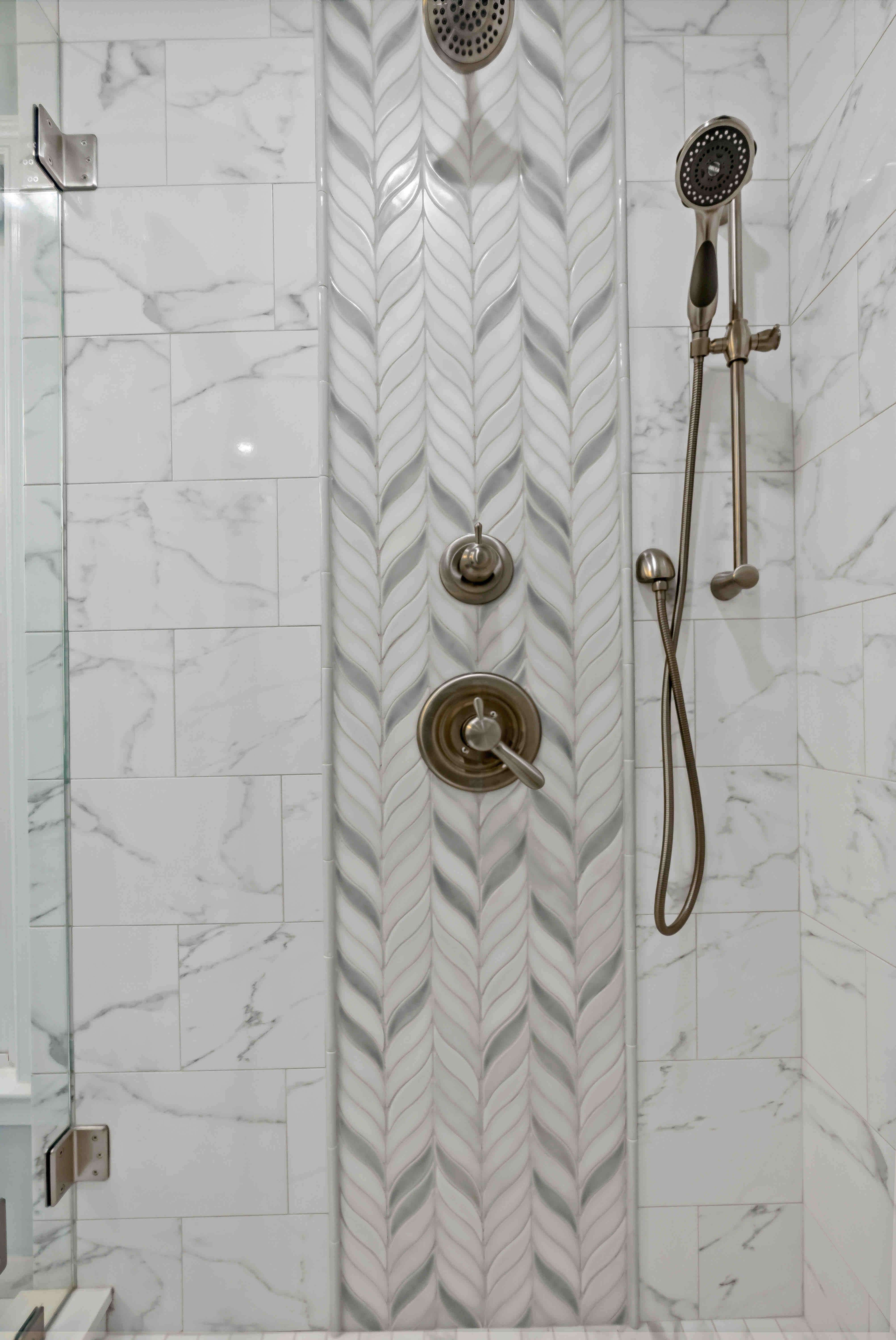 White and grey pattern shower tiles