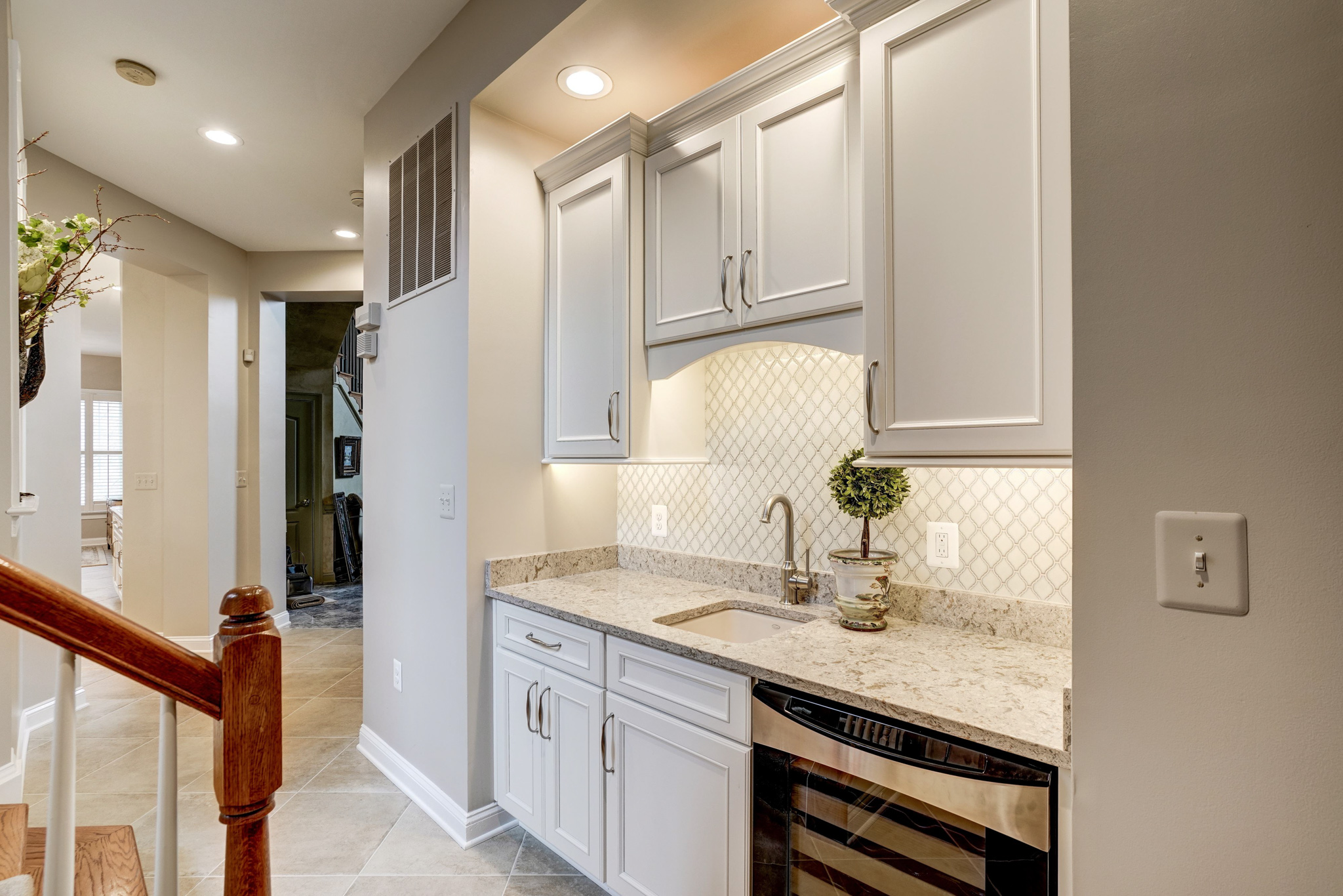 White cabinets with beige crisscross backsplash